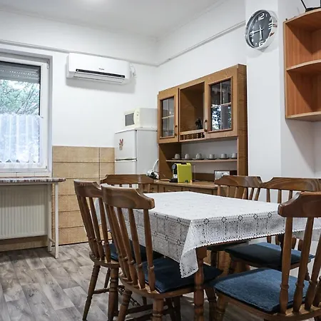 Apartamento Spacious House In The Outskirts Of *