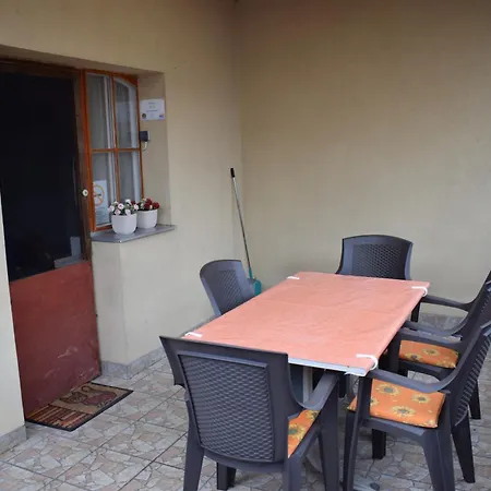 Spacious House In The Outskirts Of בודפשט